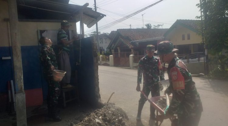 Babinsa Koramil 13 Banjarmangu Sigap Bantu Warga Bangun RTLH