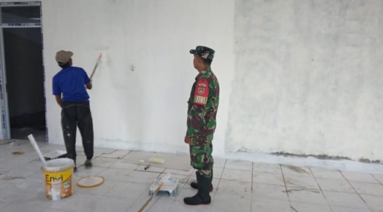 Babinsa Koramil 11 Punggelan Awasi Pembangunan KDKMP di Desa Danakerta