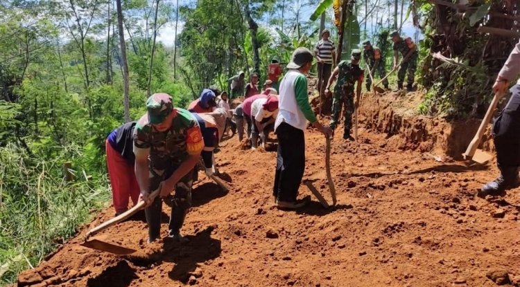 Babinsa Koramil 16 Pejawaran Turun Langsung ke Lapangan Melaksanakan Kerja Bakti