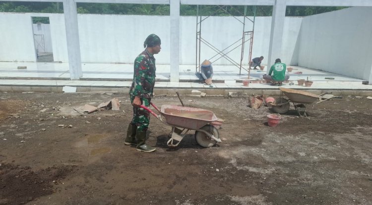 Babinsa Koramil 12 Sigaluh Awasi Pembangunan KDKMP di Desa Randegan