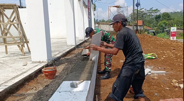 Babinsa Koramil 11 Punggelan Awasi Pembangunan KDKMP di Desa Petuguran