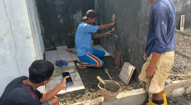 Babinsa Koramil 15 Rakit Awasi Pembangunan KDKMP di Desa Adipasir