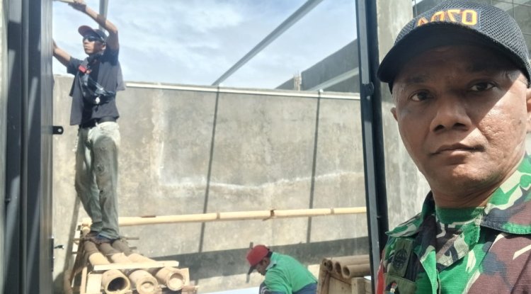 Babinsa Koramil 11 Punggelan Awasi Pembangunan KDKMP di Desa Tanjungtirta