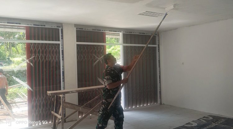 Babinsa Koramil 12 Sigaluh Awasi Pembangunan KDKMP di Desa Kemiri