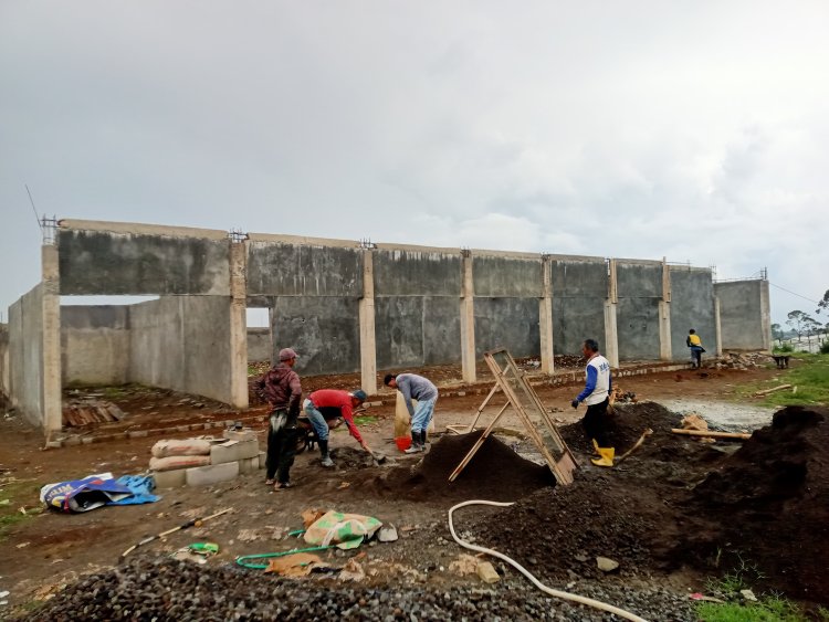 Babinsa Dampingi Pekerjaan Plester Pembangunan KDKMP di Desa Sumberjo
