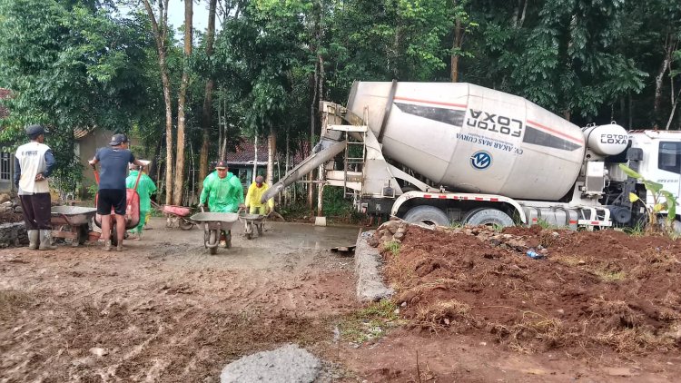 Babinsa Dampingi Pengecoran Lantai Pembangunan KDKMP di Desa Karangjati