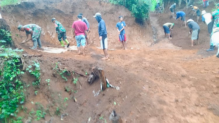 Koramil 08 Purwanegara melaksanakan kerja bakti pelebaran jalan usaha tani