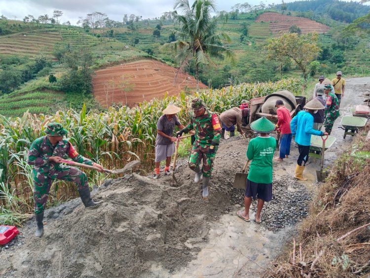 Koramil 10 Bawang Bangun Jalan Usaha Tani di Desa Wanadri