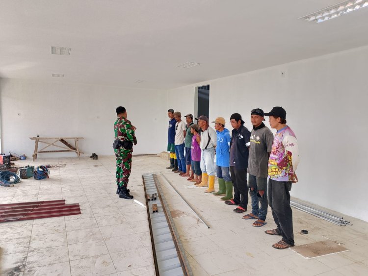 Babinsa Gumingsir Beri Motivasi Tukang Pembangunan KDKMP Masuki Tahap Finishing