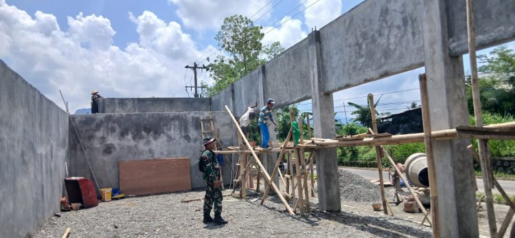 Perataan Lantai dan Pengacian Dinding KDKMP Medayu Didampingi Babinsa