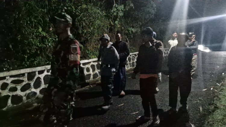 Babinsa Koramil 04/Karangkobar Melaksanakan Patroli Siskamling Bersama Linmas Dan Warga