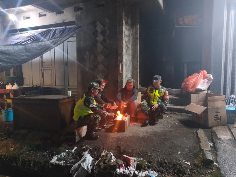 Jaga Kamtibmas Babinsa Rutin Laksanakan Patroli Malam