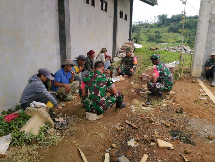 Babinsa Berikan Motivasi Pekerja Pembangunan KDKMP di Desa Penusupan