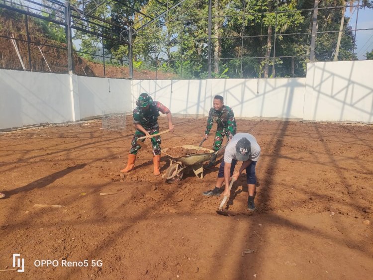 Babinsa Sigaluh Dampingi Pengecoran Gudang Gas Galon KDKMP