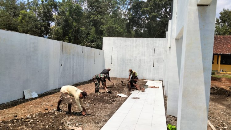 Babinsa Berta Kawal Pemasangan Keramik Gerai KDKMP di Susukan