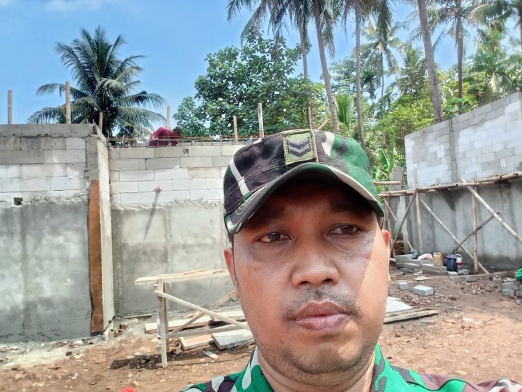 Babinsa Dampingi Pengerjaan Plester Dinding Dalam KDKMP di Desa Somawangi