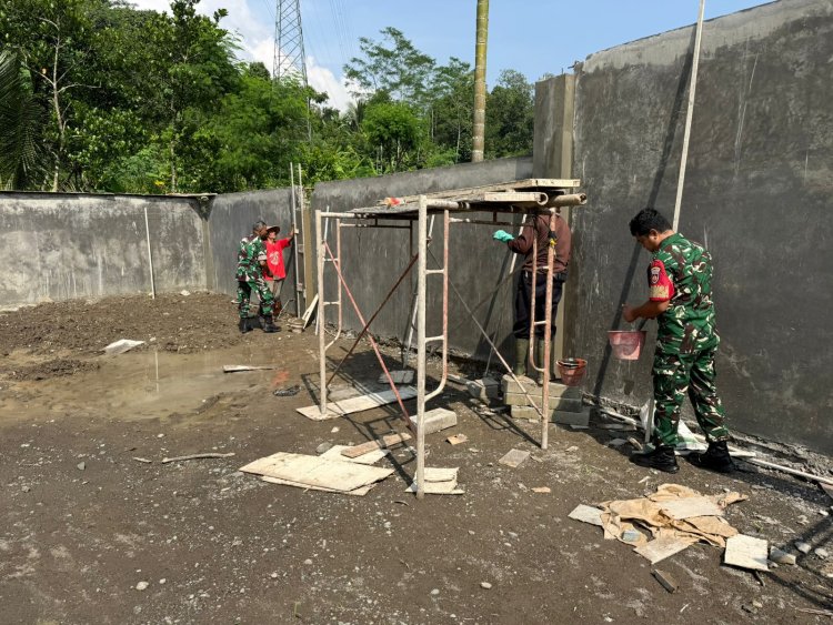 Babinsa Dampingi Progres Pengacian Dinding dan Leveling Tanah KDKMP di Desa Randegan