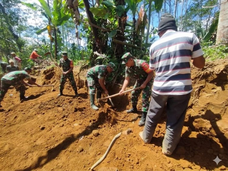 Babinsa Koramil 16 Pejawaran Melaksanakan Kerja Bakti bersama Masyarakat Pengecoran Jalan Usaha Tani
