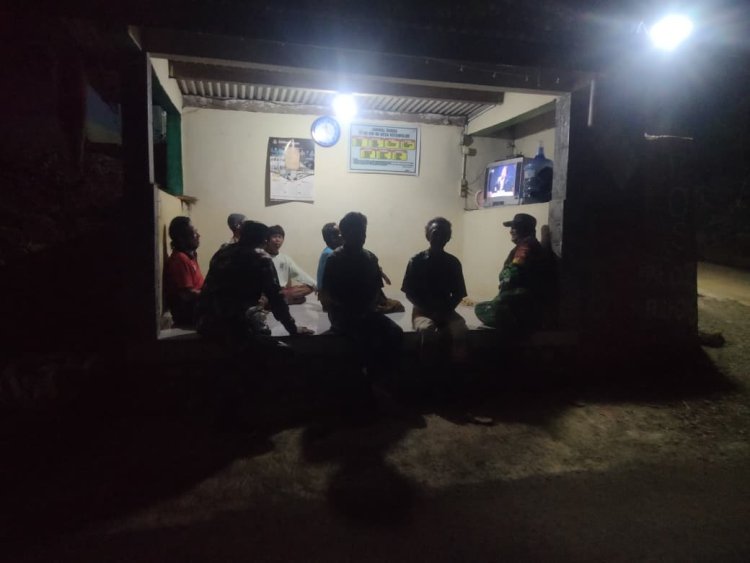 Patroli di Pos Kamling Desa kutawuluh