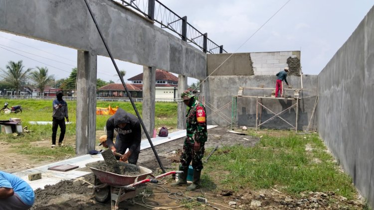 Babinsa Dampingi Pembangunan KDKMP Desa Linggasari