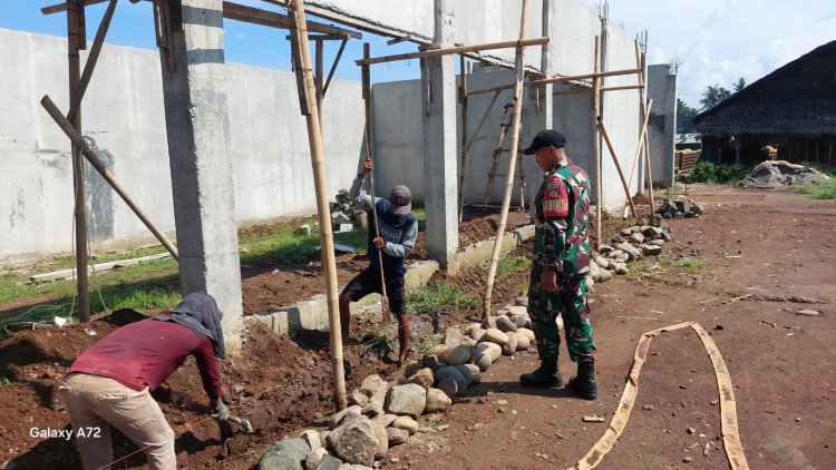 Babinsa Koramil 07 Mandiraja Awasi Pembangunan KDKMP di Desa Panggisari