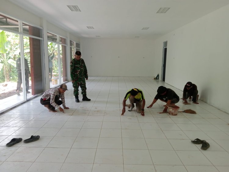 Babinsa Desa Wanakarsa Awasi Pembangunan KDKMP Fokus Pekerjaan Lantai Gudang dan Gerai