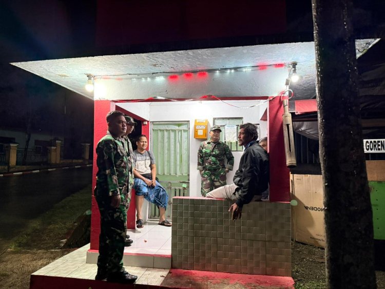 Anggota Koramil 12 Sigaluh Patroli Siskamling Bersama Warga Cegah Gangguan Kamtibmas