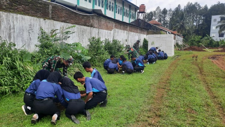 Koramil 03 Wanadadi dan SMK Cokroaminoto Bersinergi Tanam 100 Bibit Albasia 