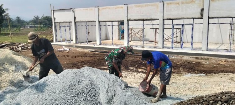Dari Pondasi hingga Finishing Babinsa Dampingi Pembangunan KDKMP Desa Banjengan