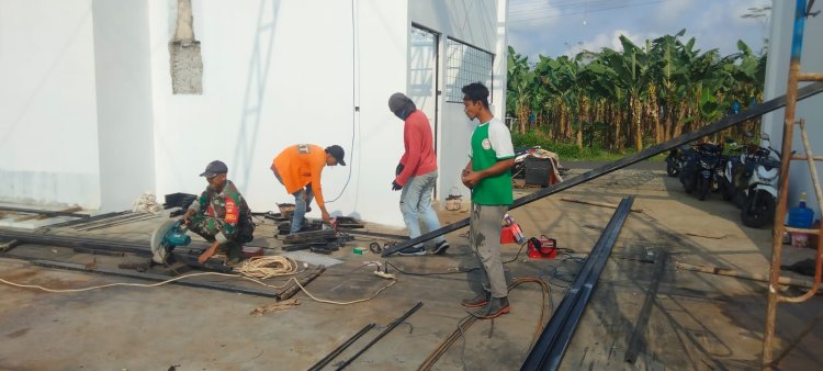 Babinsa Koramil 11 Punggelan Awasi Pembangunan KDKMP di Desa Tribuana