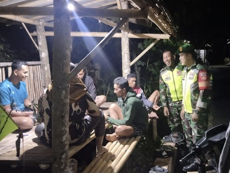 Babinsa Cek Pos Siskamling Desa Karangjambe Pastikan Keamanan Warga Tetap Terjaga