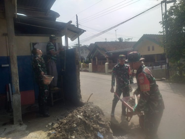 Babinsa Koramil 13 Banjarmangu Sigap Bantu Warga Bangun RTLH