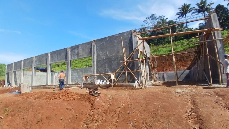 Babinsa Koramil 11 Punggelan Awasi Pembangunan KDKMP di Desa Tanjungtirta