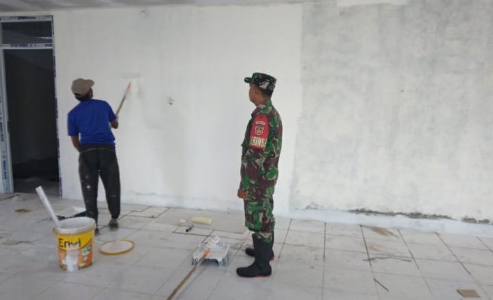 Babinsa Koramil 11 Punggelan Awasi Pembangunan KDKMP di Desa Danakerta