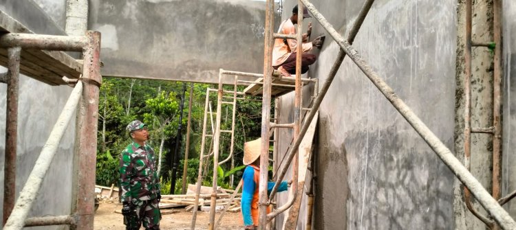 Babinsa Koramil 01 Banjarnegara Awasi Pembangunan KDKMP di Desa Tlagawera