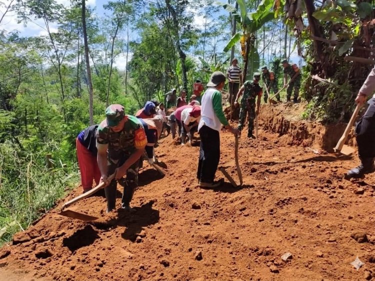 Babinsa Koramil 16 Pejawaran Turun Langsung ke Lapangan Melaksanakan Kerja Bakti