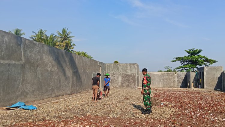 Babinsa Koramil 07 Mandiraja Awasi Pembangunan KDKMP di Desa Somawangi