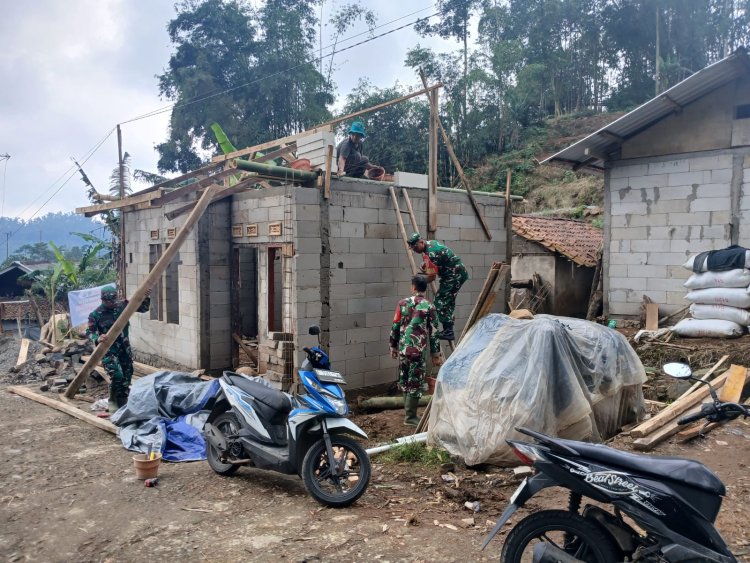 Anggota Koramil 17 Wanayasa Kerja Bakti Bantu pembangunan RTLH