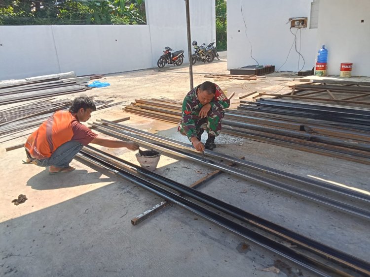 Babinsa Koramil 11 Punggelan Awasi Pembangunan KDKMP di Desa Punggelan