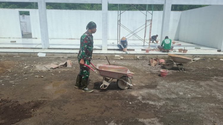 Babinsa Koramil 12 Sigaluh Awasi Pembangunan KDKMP di Desa Randegan
