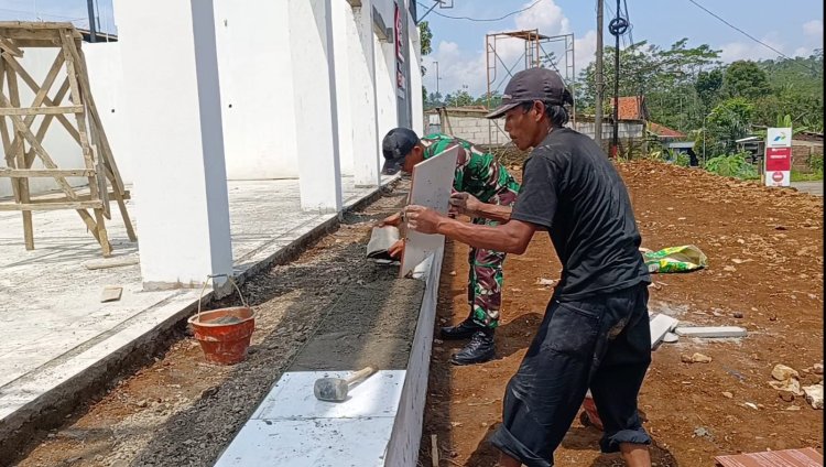 Babinsa Koramil 11 Punggelan Awasi Pembangunan KDKMP di Desa Petuguran