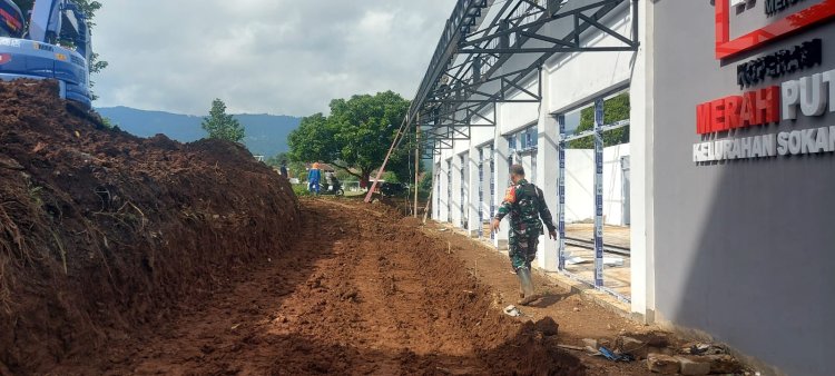 Babinsa Koramil 01 Banjarnegara Awasi Pembangunan KDKMP di Kelurahan Sokanandi