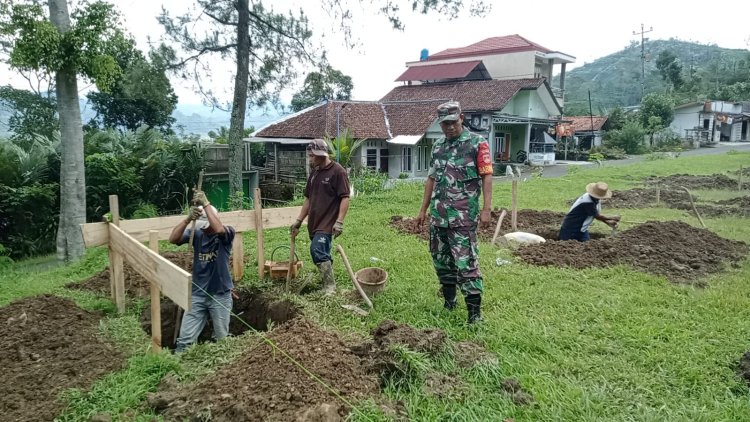 Babinsa Koramil 18 Pagentan Awasi Pembangunan KDKMP di Desa Kayuares