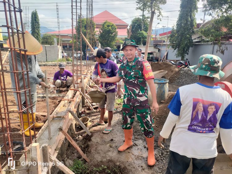 Babinsa Koramil 12 Sigaluh Awasi Pembangunan KDKMP di Kelurahan Kalibenda