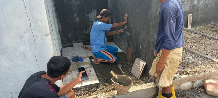 Babinsa Koramil 15 Rakit Awasi Pembangunan KDKMP di Desa Adipasir