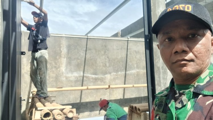 Babinsa Koramil 11 Punggelan Awasi Pembangunan KDKMP di Desa Tanjungtirta