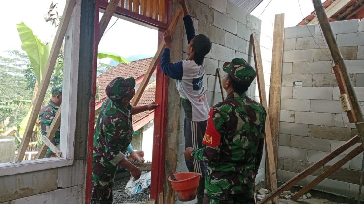 Babinsa Ikut Serta Dukung Program Rtlh