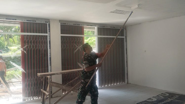 Babinsa Koramil 12 Sigaluh Awasi Pembangunan KDKMP di Desa Kemiri