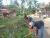 Babinsa Bersama Warga Melaksanakan Kerja Bakti Pembersihan Parit Jalan