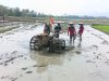 Persiapan Lahan Tanaman Padi Babinsa Ikut Serta Traktor Bersama Dengan Petani